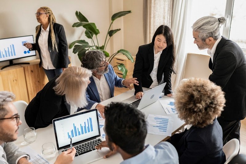 Futuro do trabalho: como as empresas podem se preparar para a nova realidade do trabalho presencial
